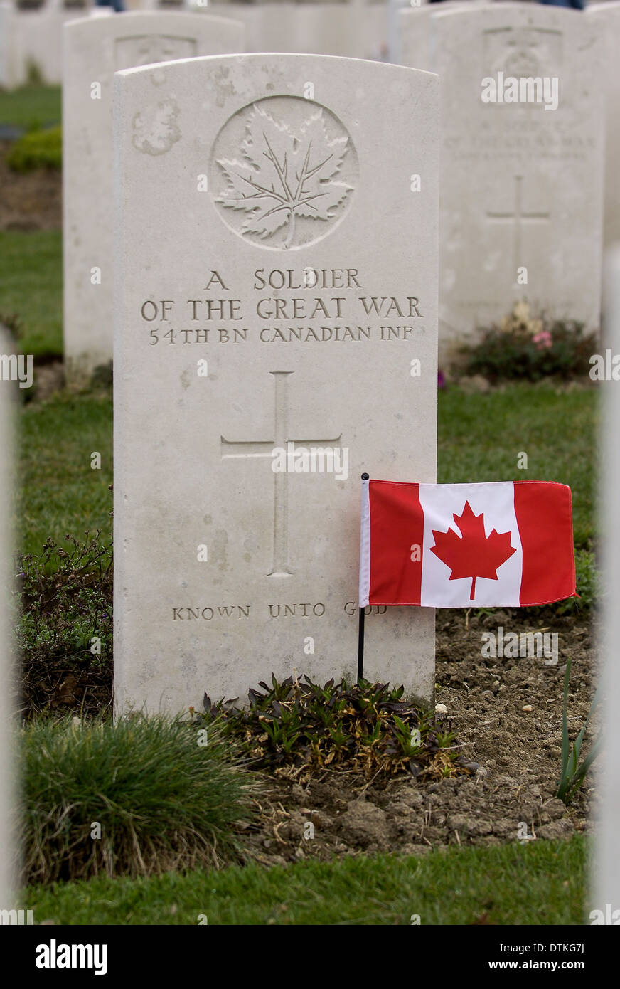 La tomba di un soldato canadese a Tyne Cot cimitero, Ypres, Belgio. Foto Stock
