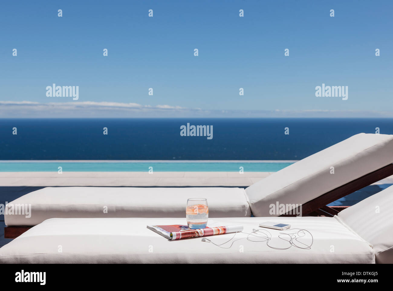 Sedie a sdraio sul balcone con vista sul mare Foto Stock
