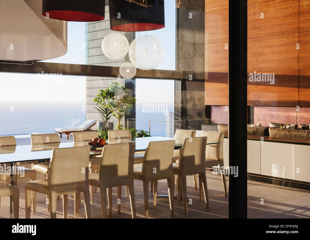 Tavolo e sedie, in una moderna sala da pranzo con vista sull'oceano Foto Stock