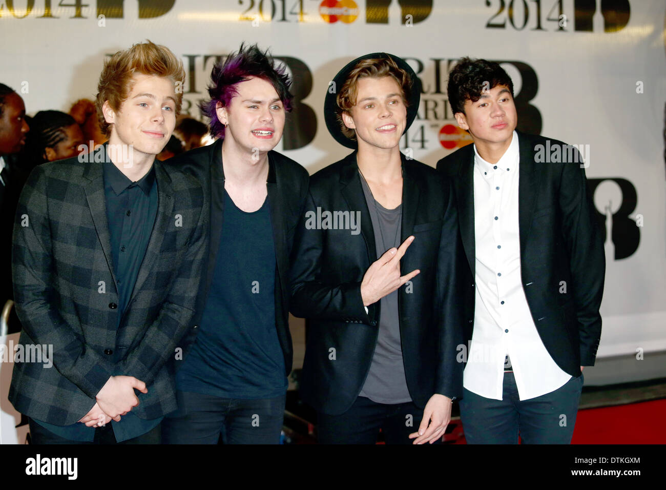 Londra, UK . 19 feb 2014. Michael Clifford, Ashton Irwin, Calum cofano e Luca Robert Hemmings di 5 secondi di estate arriva a Brit Awards 2014 all'O2 Arena di Londra, Gran Bretagna, il 19 febbraio 2014. Foto: Hubert Boesl/dpa Credito: dpa picture alliance/Alamy Live News Foto Stock