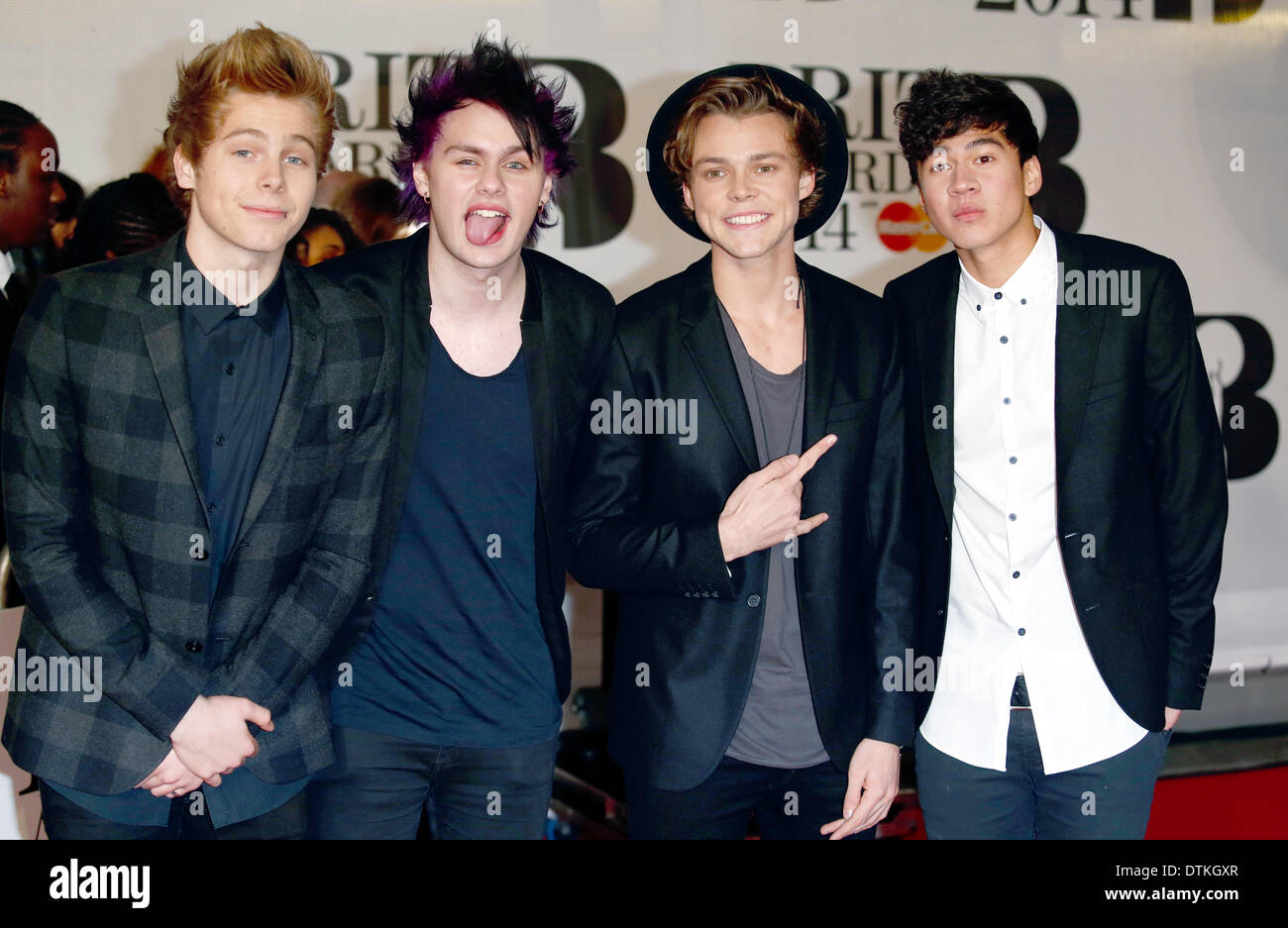 Londra, UK . 19 feb 2014. Michael Clifford, Ashton Irwin, Calum cofano e Luca Robert Hemmings di 5 secondi di estate arriva a Brit Awards 2014 all'O2 Arena di Londra, Gran Bretagna, il 19 febbraio 2014. Foto: Hubert Boesl/dpa Credito: dpa picture alliance/Alamy Live News Foto Stock