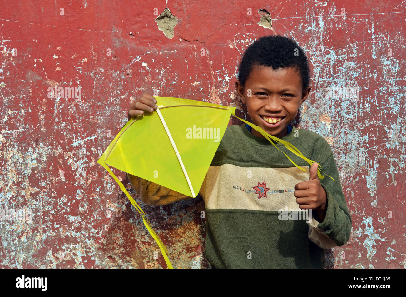 Madagascar Antananarivo, ragazzo in posa con kite fatti a mano di materiale di riciclo Foto Stock