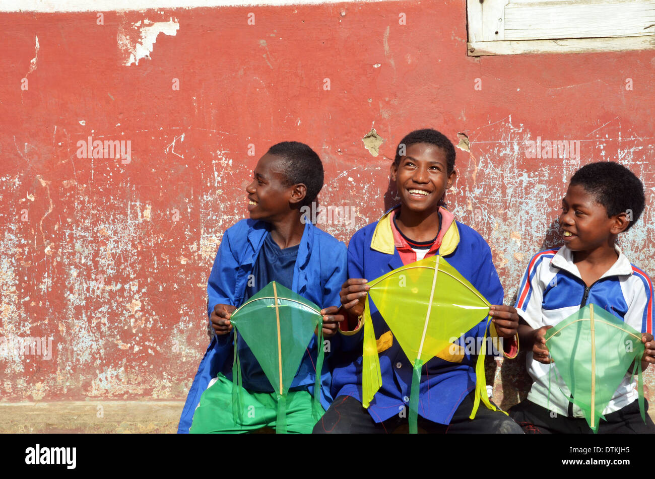 Madagascar Antananarivo, ragazzi in posa con kite fatti a mano di materiale di riciclo Foto Stock