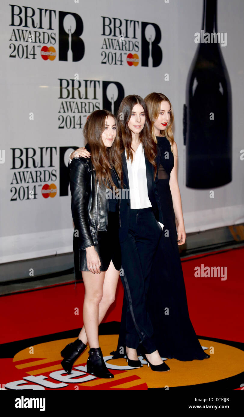 Londra, UK . 19 feb 2014. Este Arielle (l-r), Danielle Sari e Alana Mychal Haim di Haim arriva a Brit Awards 2014 all'O2 Arena di Londra, Gran Bretagna, il 19 febbraio 2014. Foto: Hubert Boesl/dpa Credito: dpa picture alliance/Alamy Live News Foto Stock