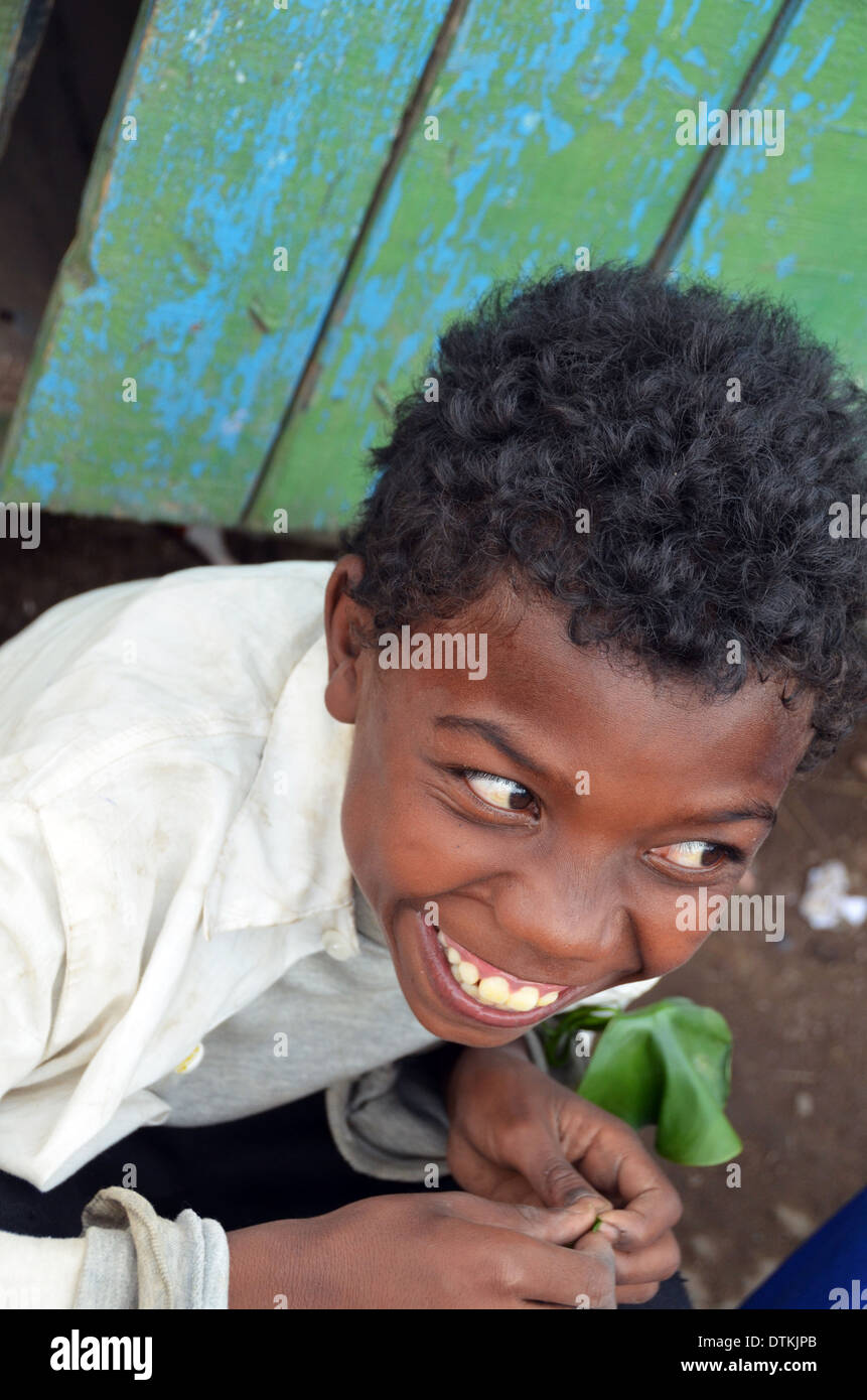 Madagascar Antananarivo, ritratto di sorridere e maliziosa boy Foto Stock