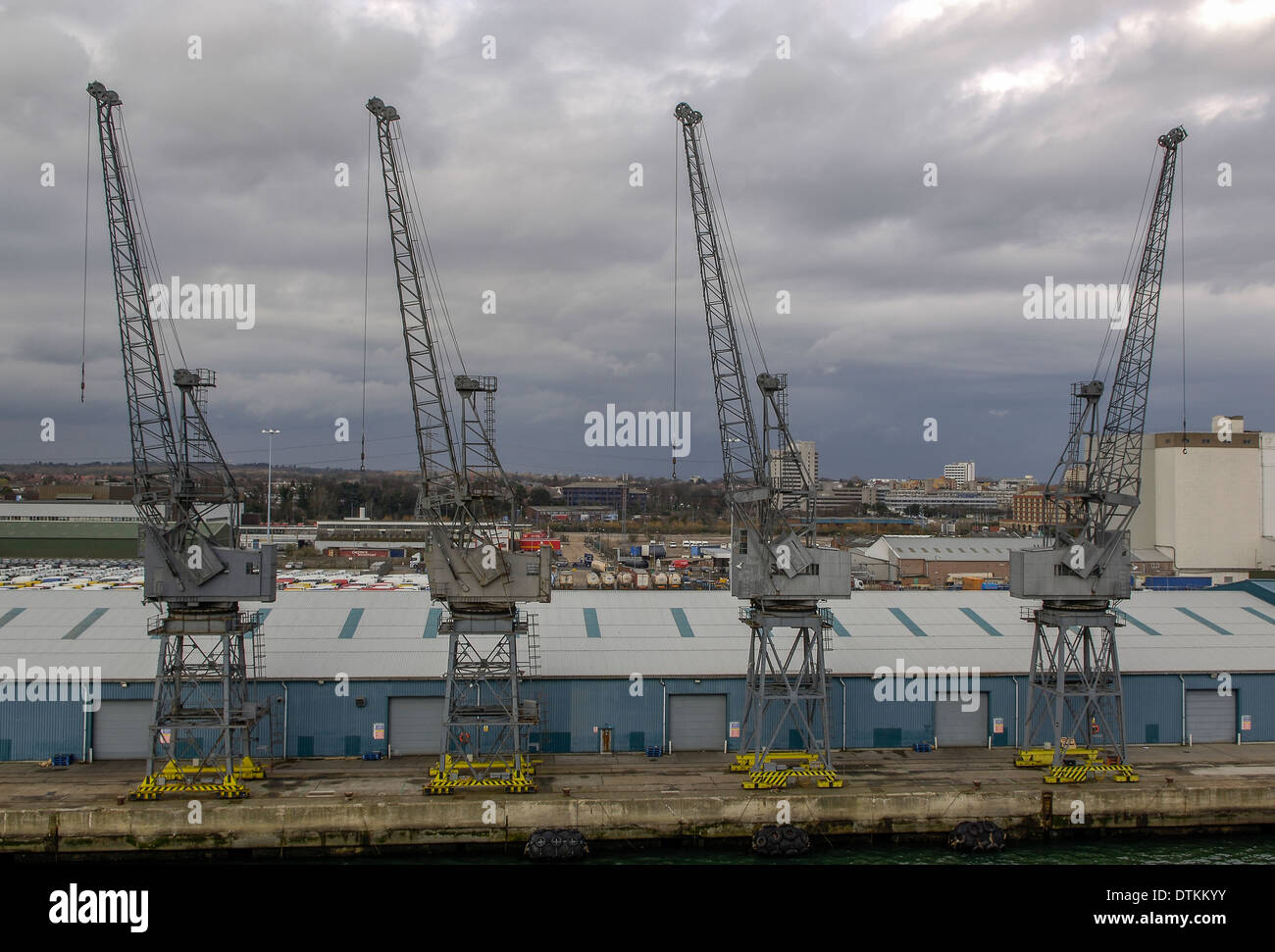 Southampton Dock, Southampton, England, Regno Unito visto da una partenza nave da crociera. Foto Stock