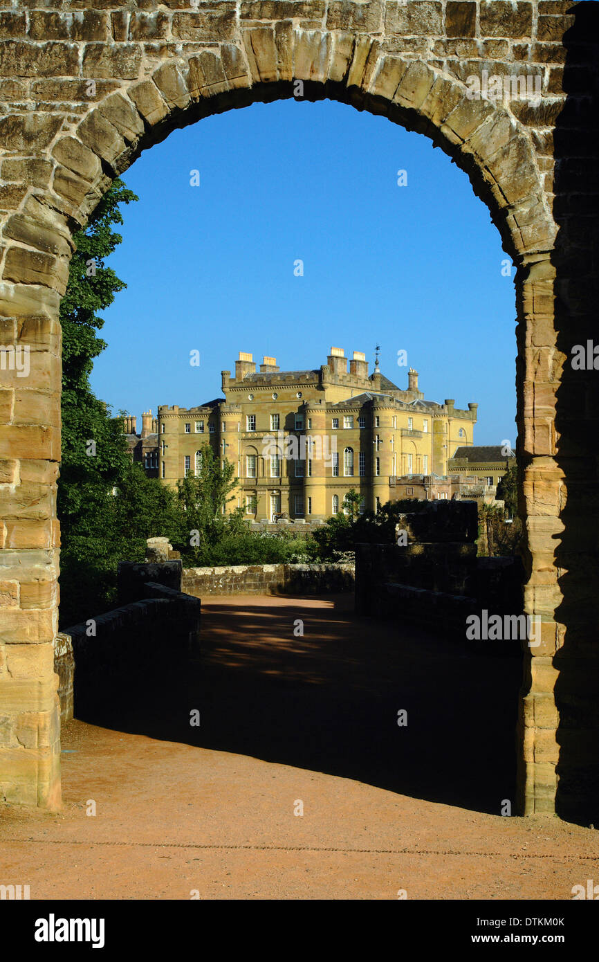 Culzean Castle e Culzean Castle Gardens all'alba che fa parte dell'Ayrshire sentiero costiero, Ayrshire Foto Stock