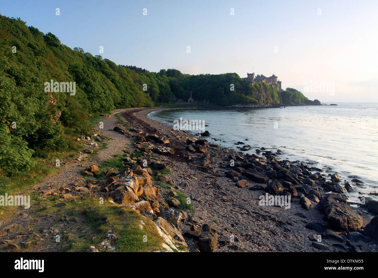 Culzean Castle al tramonto da Culzean Bay sull'Ayrshire sentiero costiero, Ayrshire Foto Stock