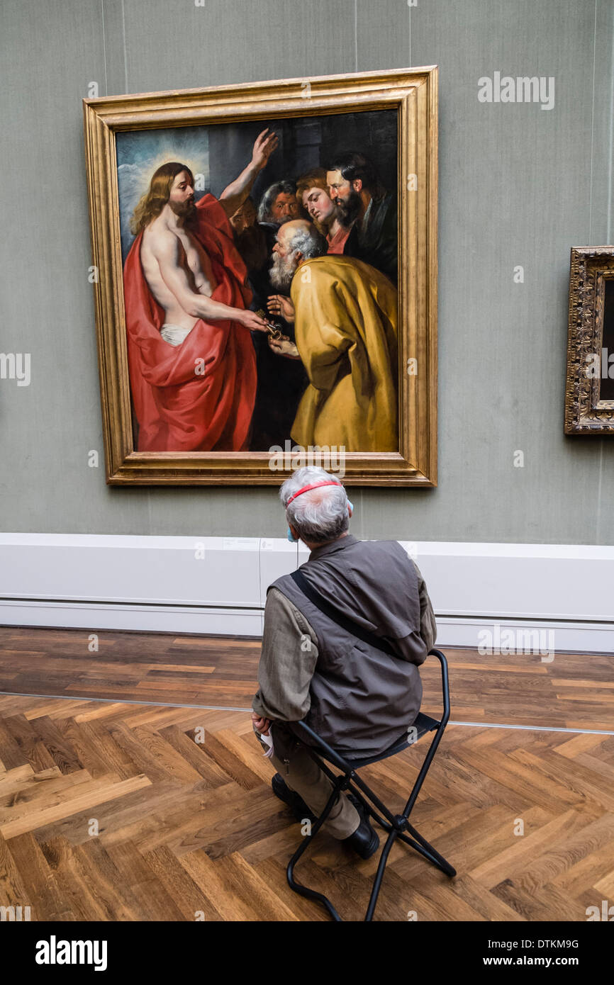 Visitatore guardando la pittura alla Gemaldegalerie art museum al Kulturforum a Berlino Germania Foto Stock