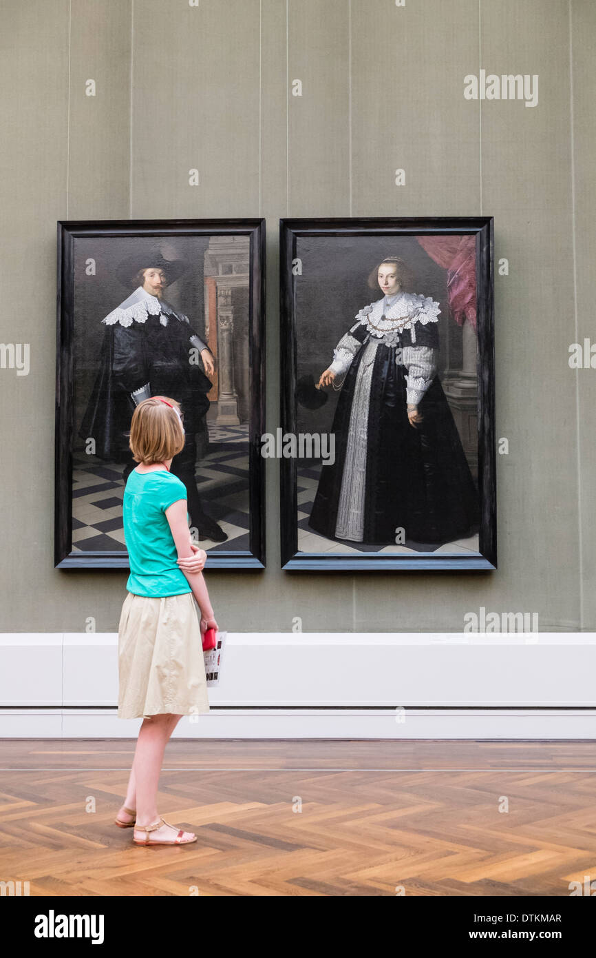 Visitatore guardando i dipinti a Gemaldegalerie art museum al Kulturforum a Berlino Germania Foto Stock
