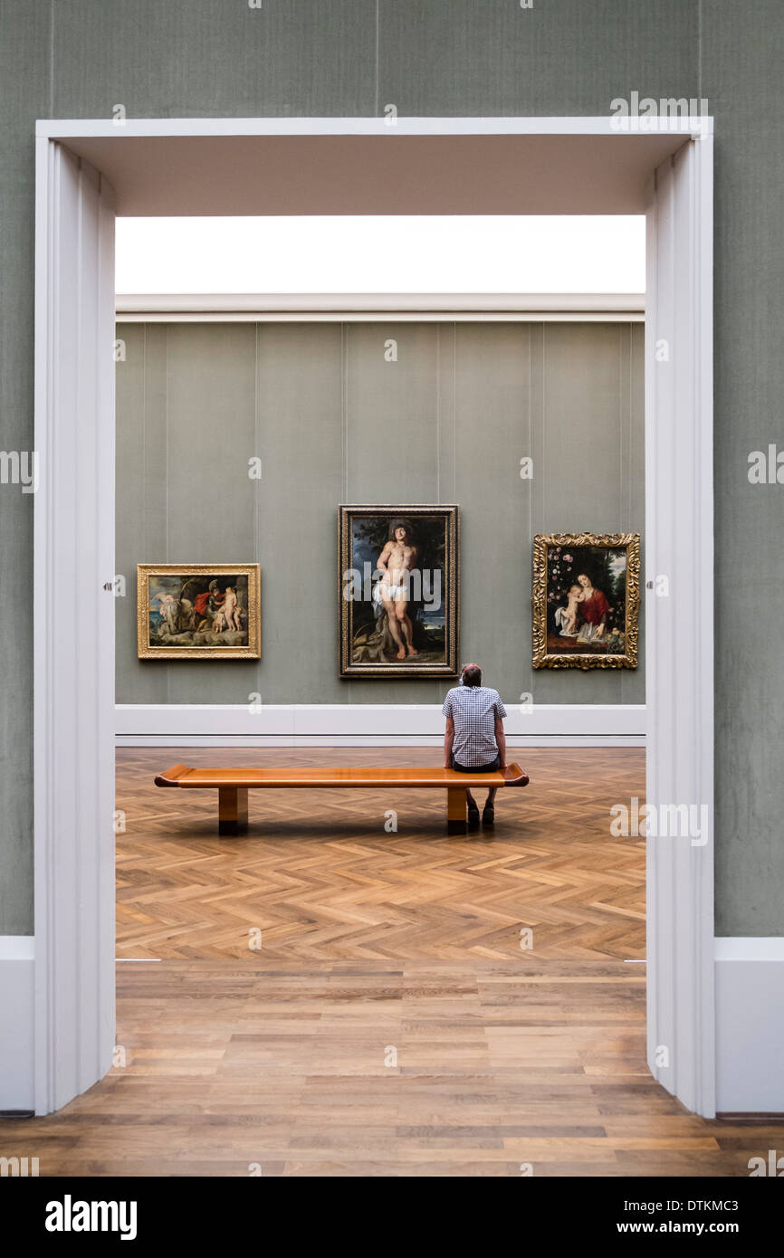 Visitatore guardando i dipinti a Gemaldegalerie art museum al Kulturforum a Berlino Germania Foto Stock
