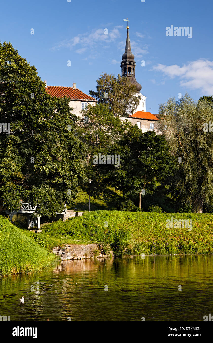 Parco con laghetto nella vecchia città europea Foto Stock