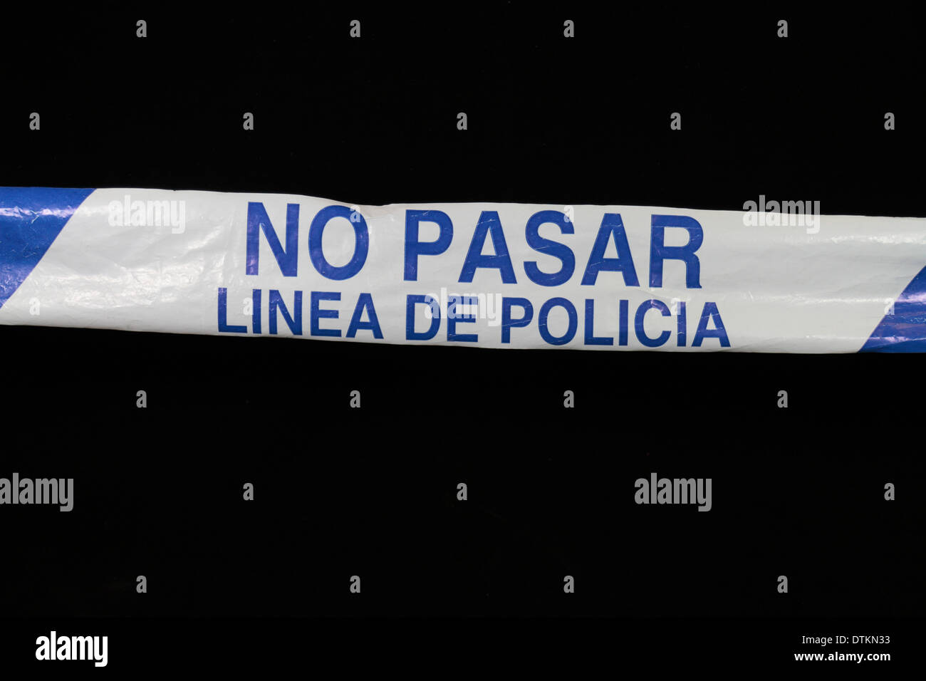 Polizia spagnola tape 'No Pasar Linea de Policia" traduce come "linea di polizia non Pass.". Foto Stock