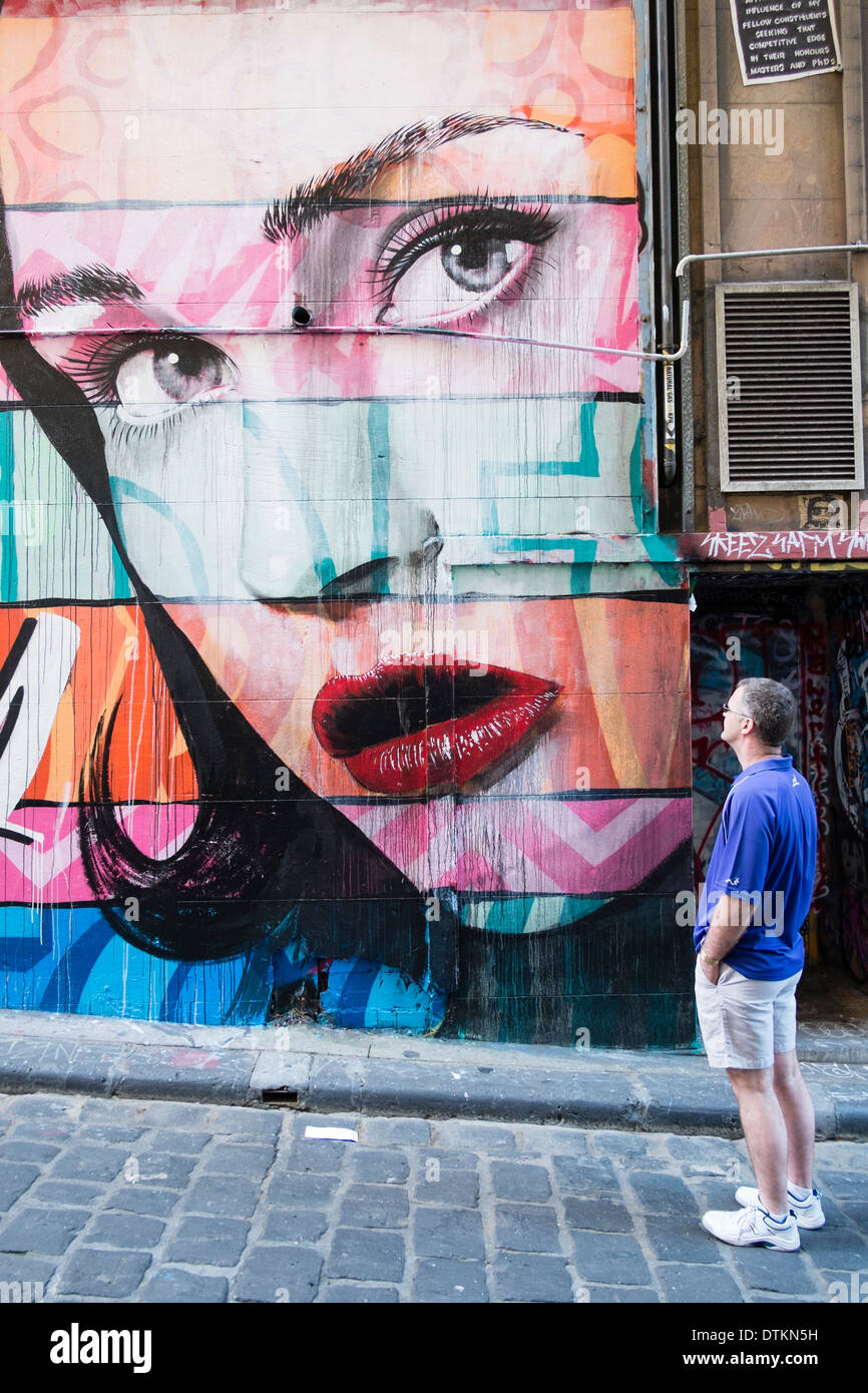 Arte di strada dipinta sulla parete di edificio nel centro di Melbourne in Australia Foto Stock