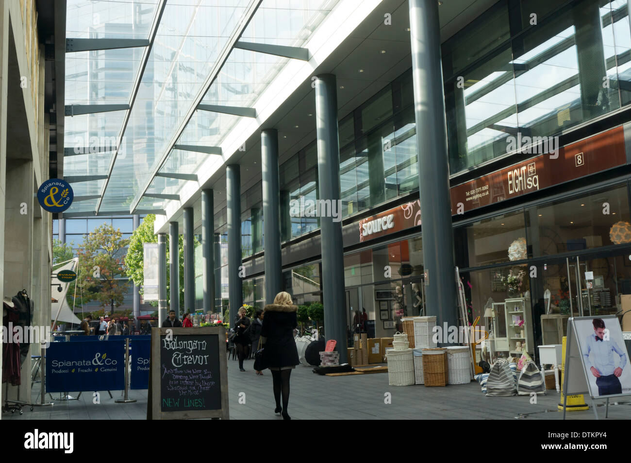 Old Spitalfields Market, ora include una zona con caffè, ristoranti e negozi. Foto Stock