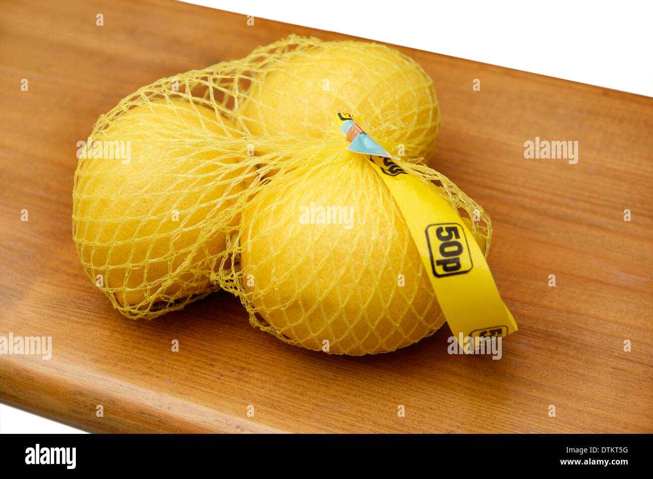 Borsa a rete di limoni per 50p utilizzata per la cottura di scopi medicinali e può essere utilizzata per la pulizia di calcare su acciaio inox rubinetti etc Foto Stock