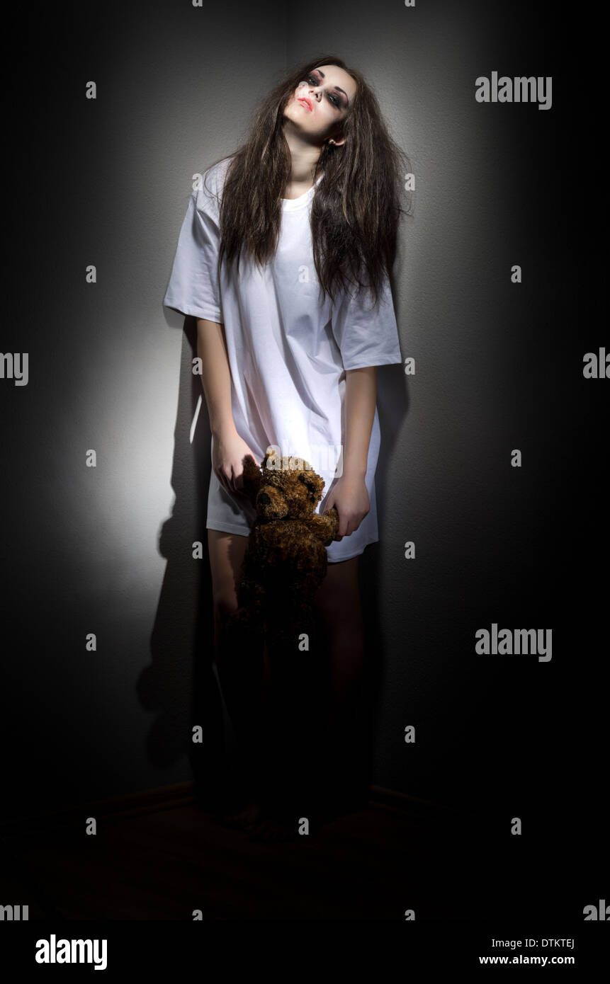 Ragazza di zombie con Teddy bear Foto Stock