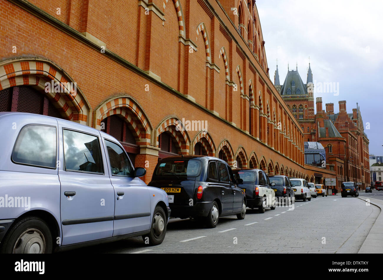 I taxi in coda per i passeggeri al di fuori di Saint Pancras stazione ferroviaria, Londra Foto Stock