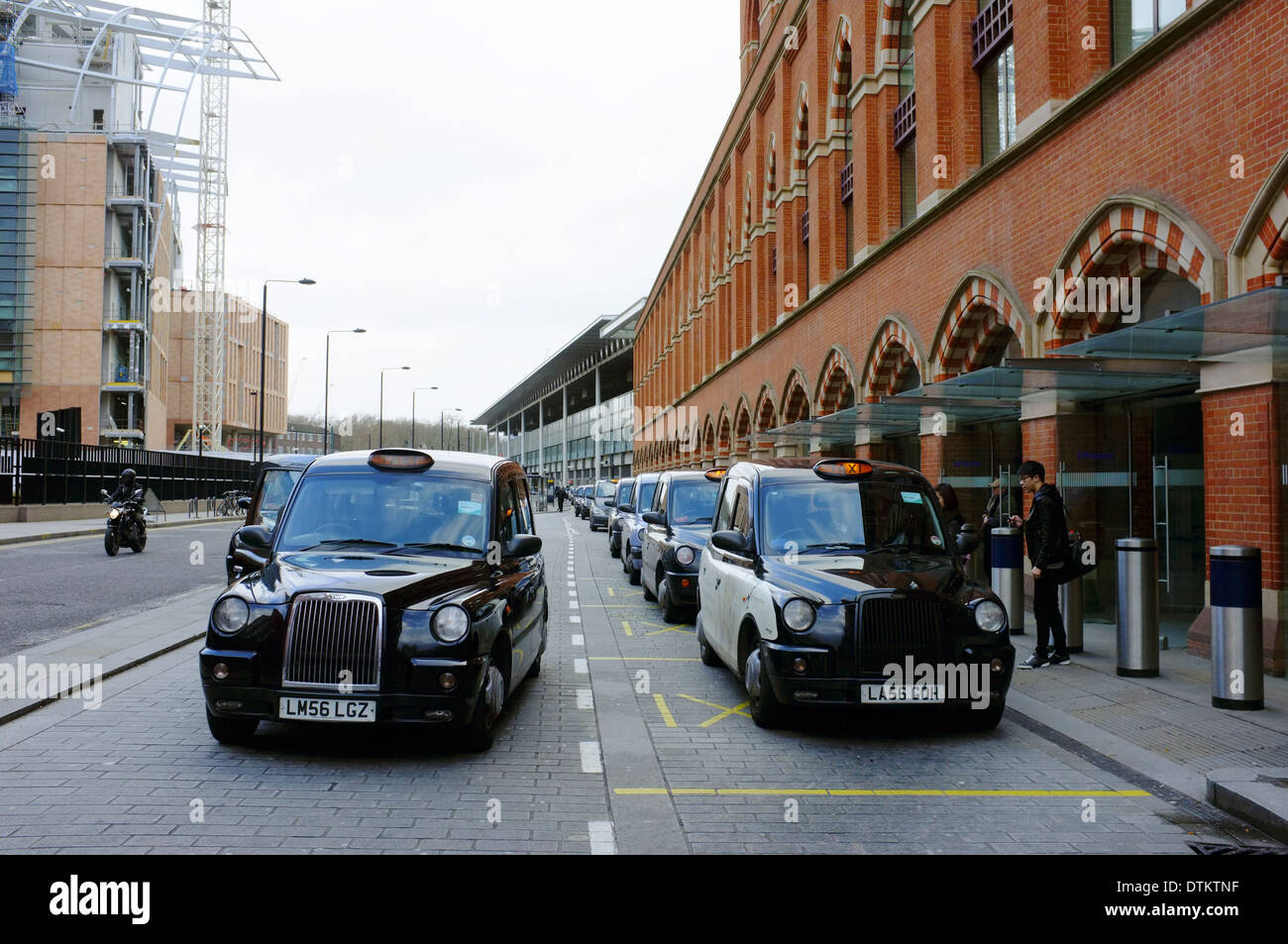 I taxi in coda per i passeggeri al di fuori di Saint Pancras stazione ferroviaria, Londra Foto Stock