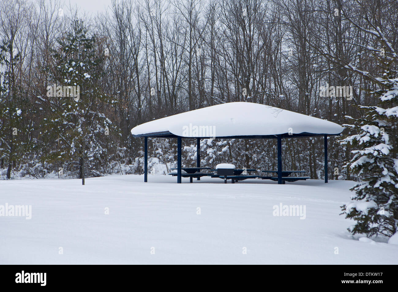 Coperta di neve picnic esterno rifugio Foto Stock