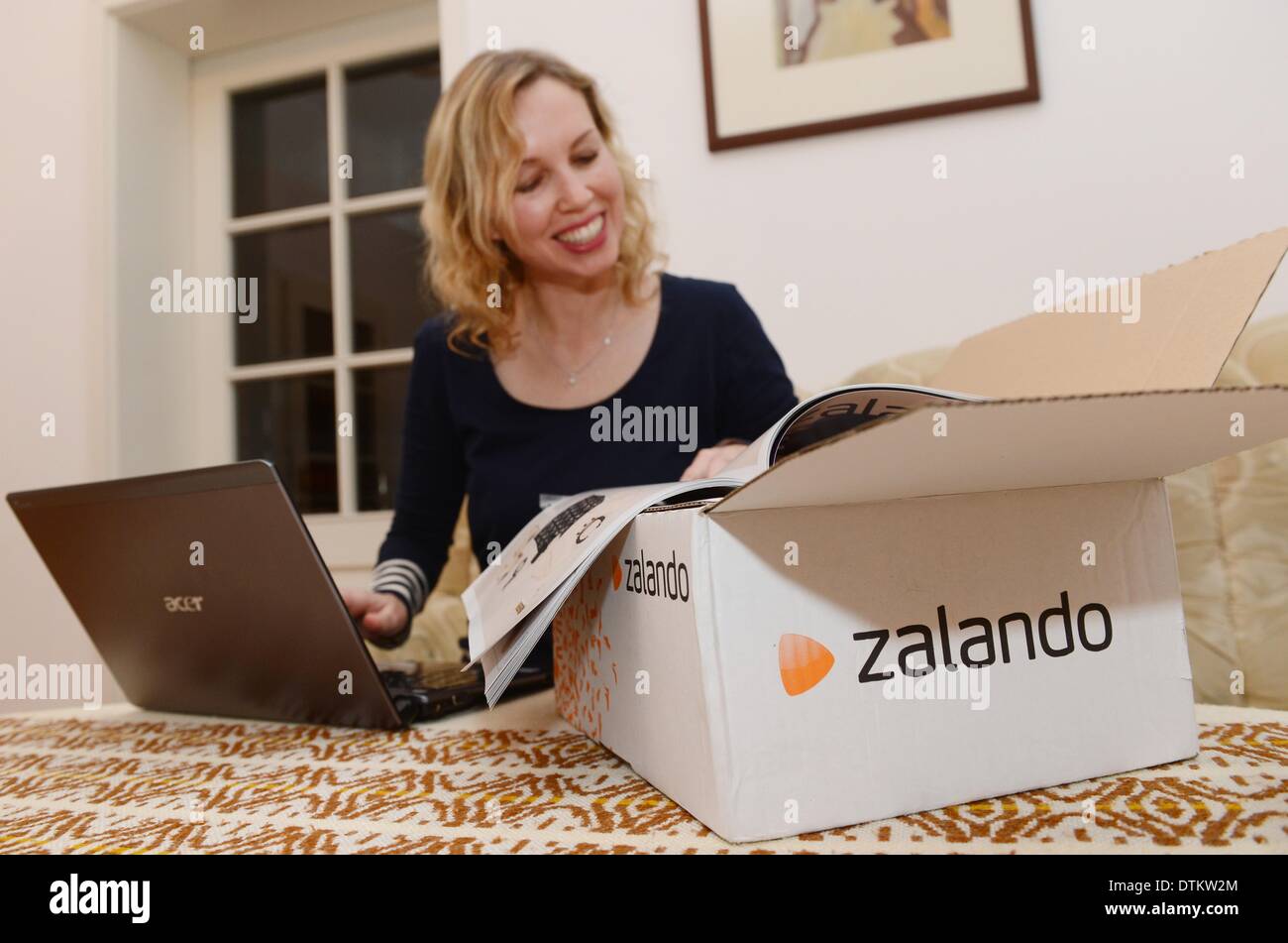 Berlino, Germania. 23 dic 2012. Una donna gli ordini online presso il commercio elettronico azienda Zalando a Berlino, Germania, 23 dicembre 2012. Foto: Jens Kalaene/dpa/Alamy Live News Foto Stock