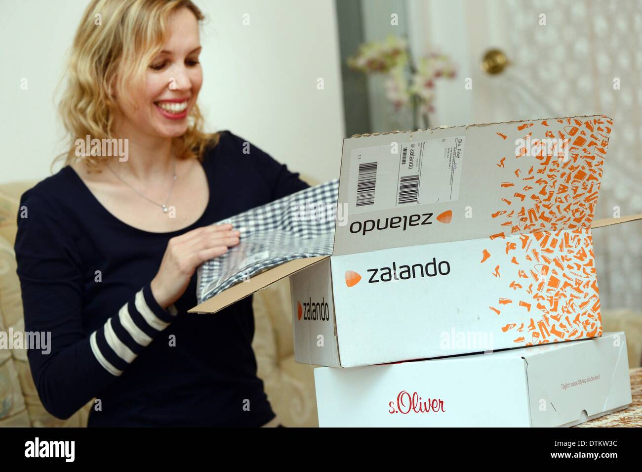 Berlino, Germania. 23 dic 2012. Una donna Disimballa la consegna da parte del commercio elettronico azienda Zalando a Berlino, Germania, 23 dicembre 2012. Foto: Jens Kalaene/dpa/Alamy Live News Foto Stock