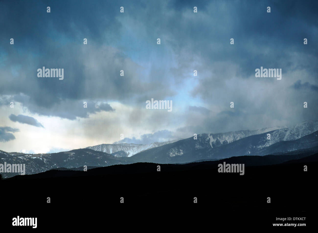 Nuvole temporalesche oltre le montagne rocciose, Central Colorado, STATI UNITI D'AMERICA Foto Stock