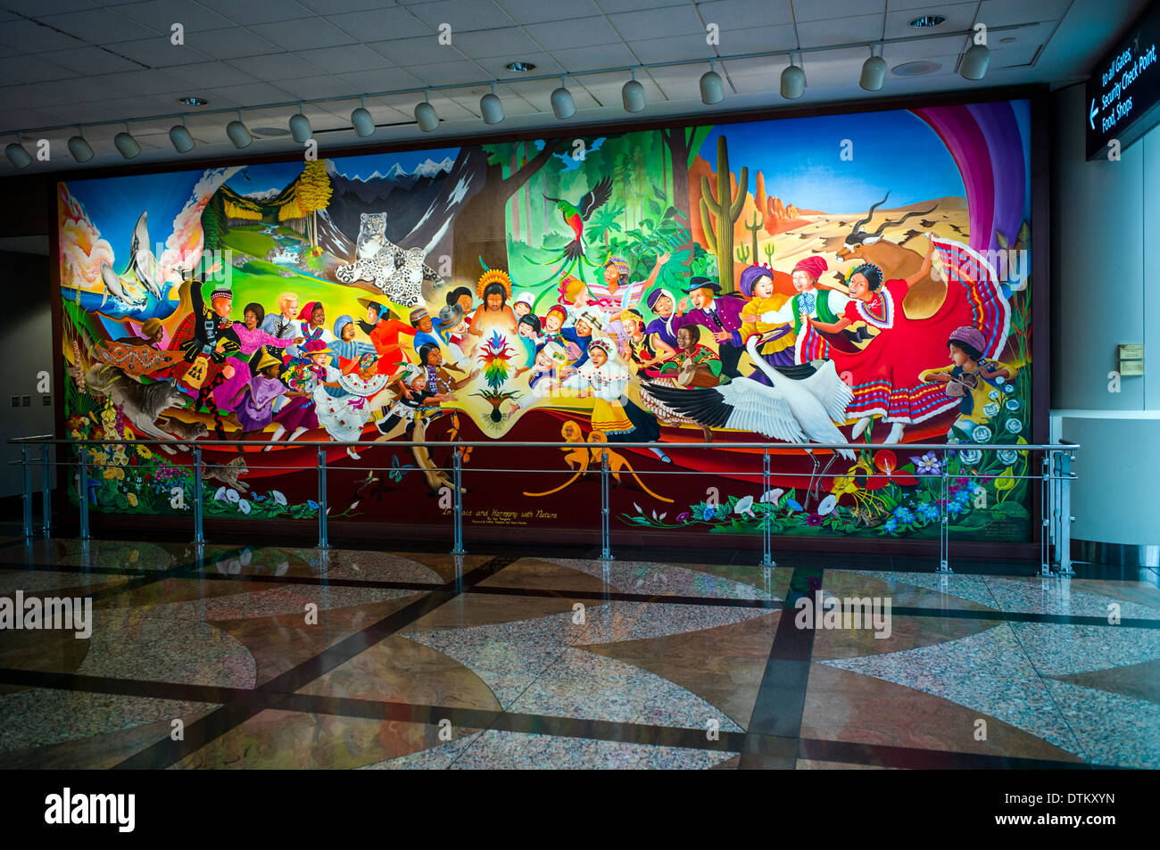 Murale colorato intitolato "in pace e armonia con la natura", da Leone Tanguma, Aeroporto Internazionale di Denver, Colorado, STATI UNITI D'AMERICA Foto Stock