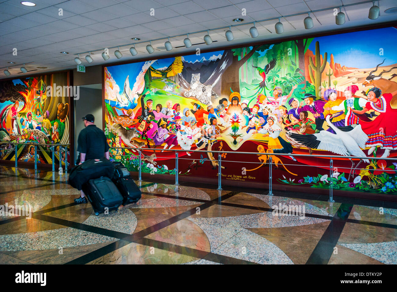Murale colorato intitolato "in pace e armonia con la natura", da Leone Tanguma, Aeroporto Internazionale di Denver, Colorado, STATI UNITI D'AMERICA Foto Stock