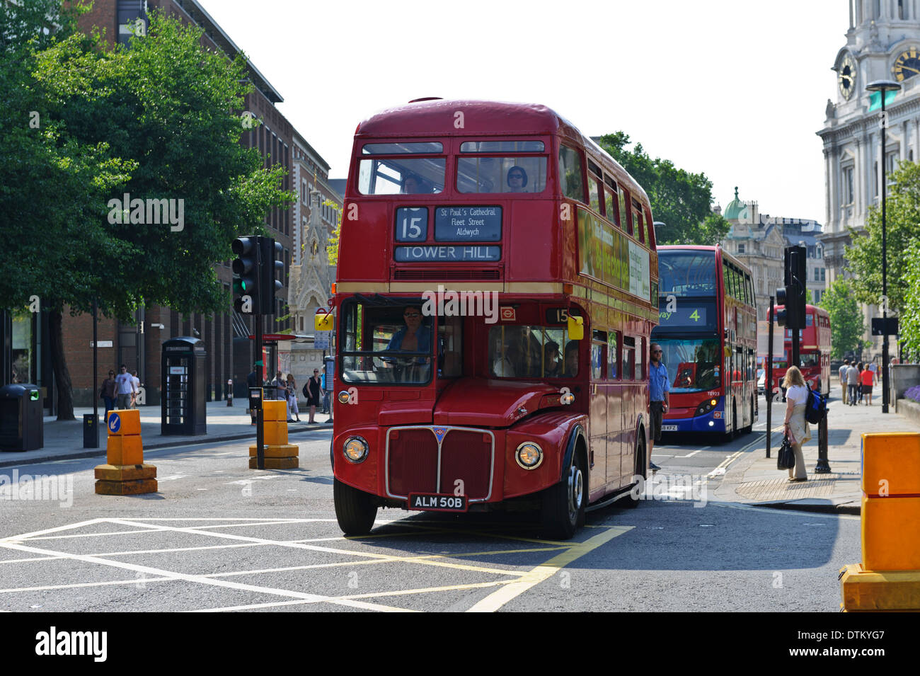 Mitica London bus rosso a due piani di Londra, Inghilterra, Regno Unito. Foto Stock