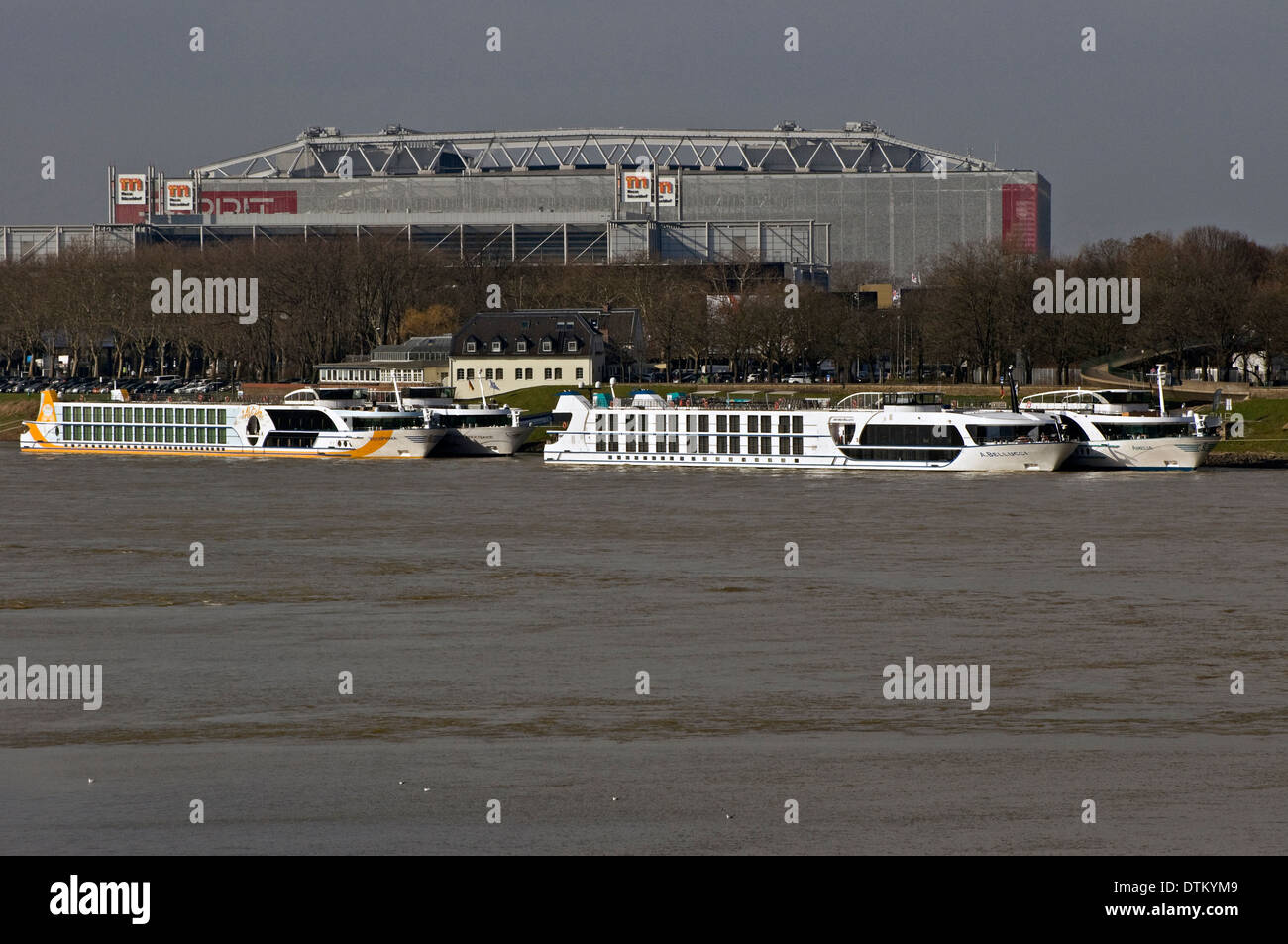 Vista sul Reno e l'Arena & Fiere saloni con Hotel barche, Düsseldorf, NRW, Germania Foto Stock