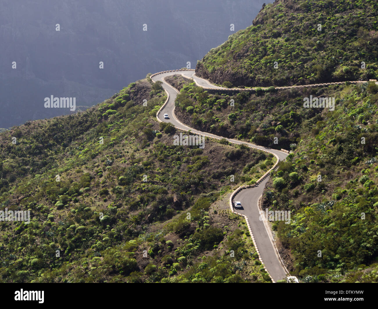 La sezione della strada stretta nella remota valle Masca, Tenerife Canarie Spagna, tornanti e forte inclinazione Foto Stock