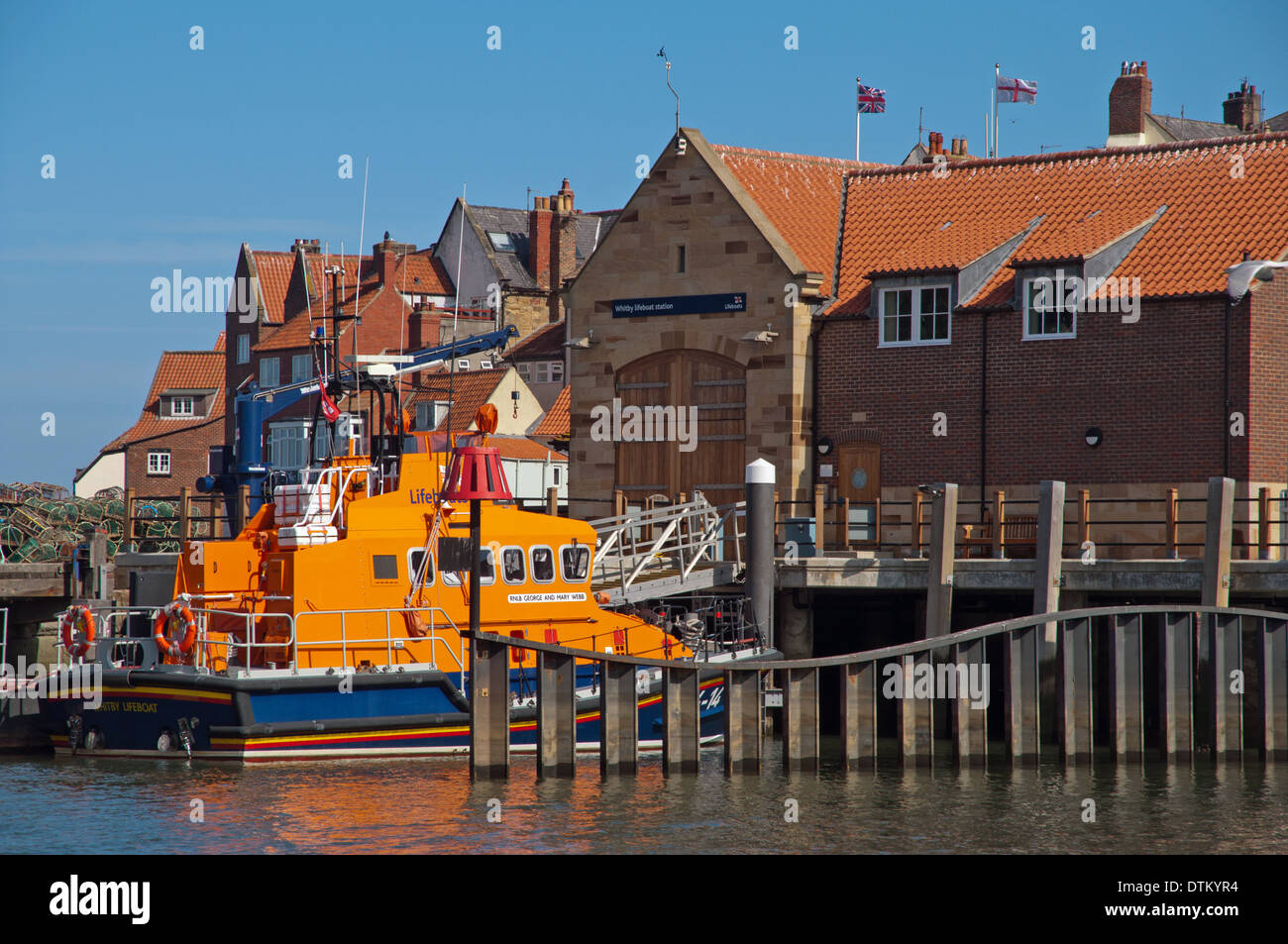 Il bagnino RNLI 'George and Mary Webb' a Whitby North Yorkshire England RNLB George e Mary Webb sui suoi ormeggi Foto Stock