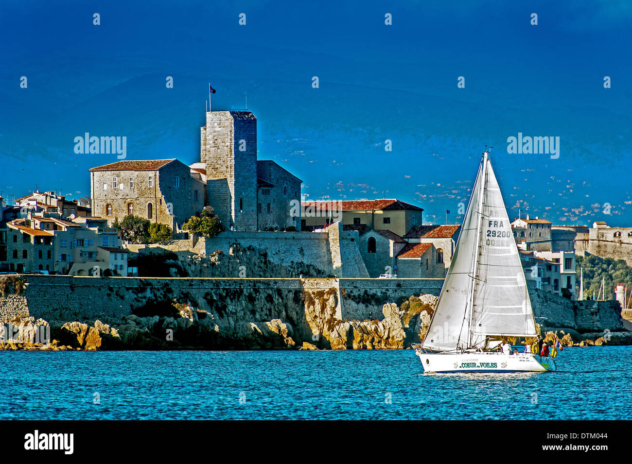 L'Europa, Francia, Alpes-Maritimes, Antibes. Barca a vela di fronte ai bastioni della città vecchia. Foto Stock