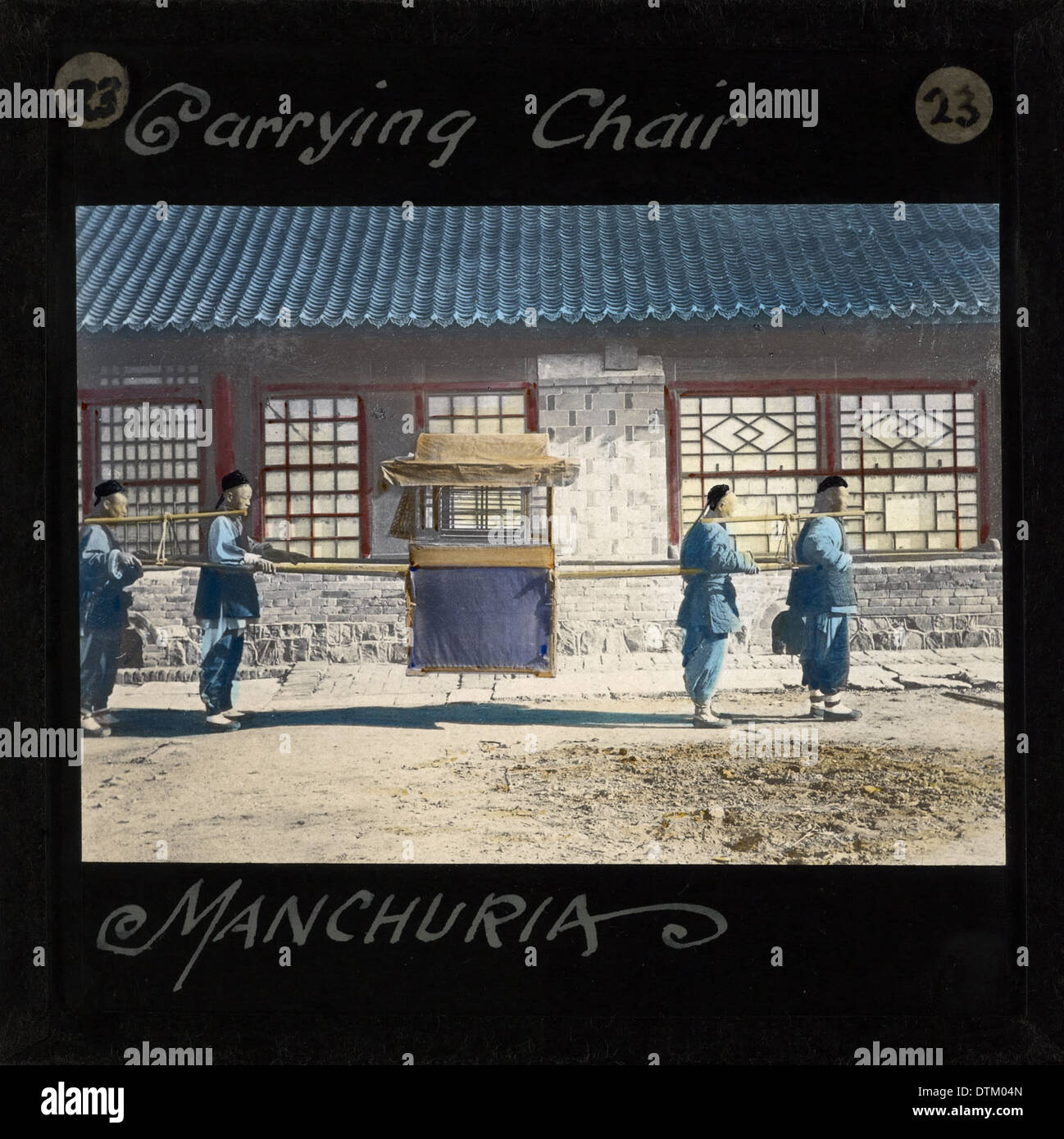 Una tradizionale sedia berlina utilizzata in Manciuria, fotografata tra il 1882 e il 1936, che mostra il suo design e il suo significato culturale. Foto Stock