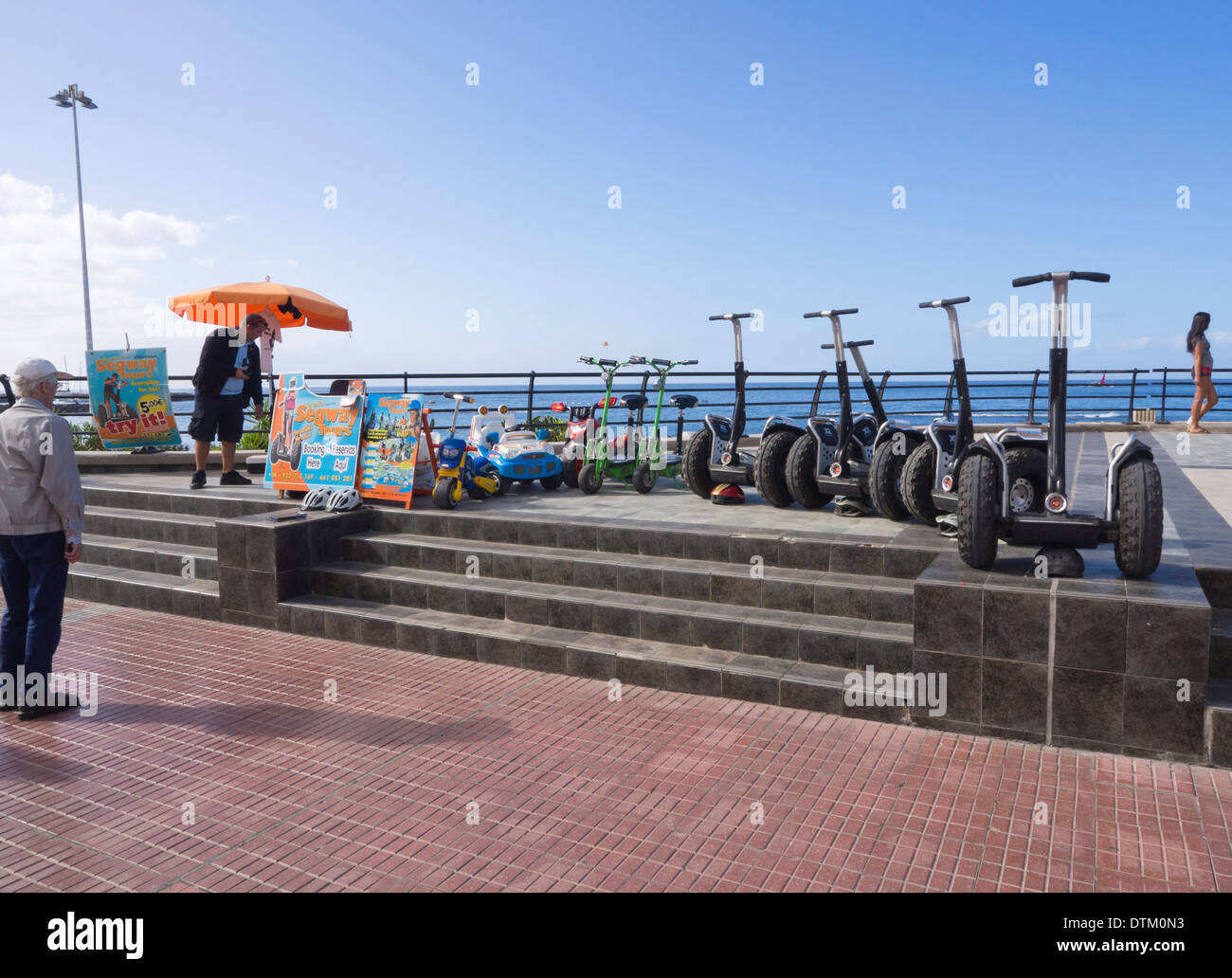 Segway Tours offerta sul lungomare di Playa de las Americas Tenerife Isole Canarie Spagna Foto Stock