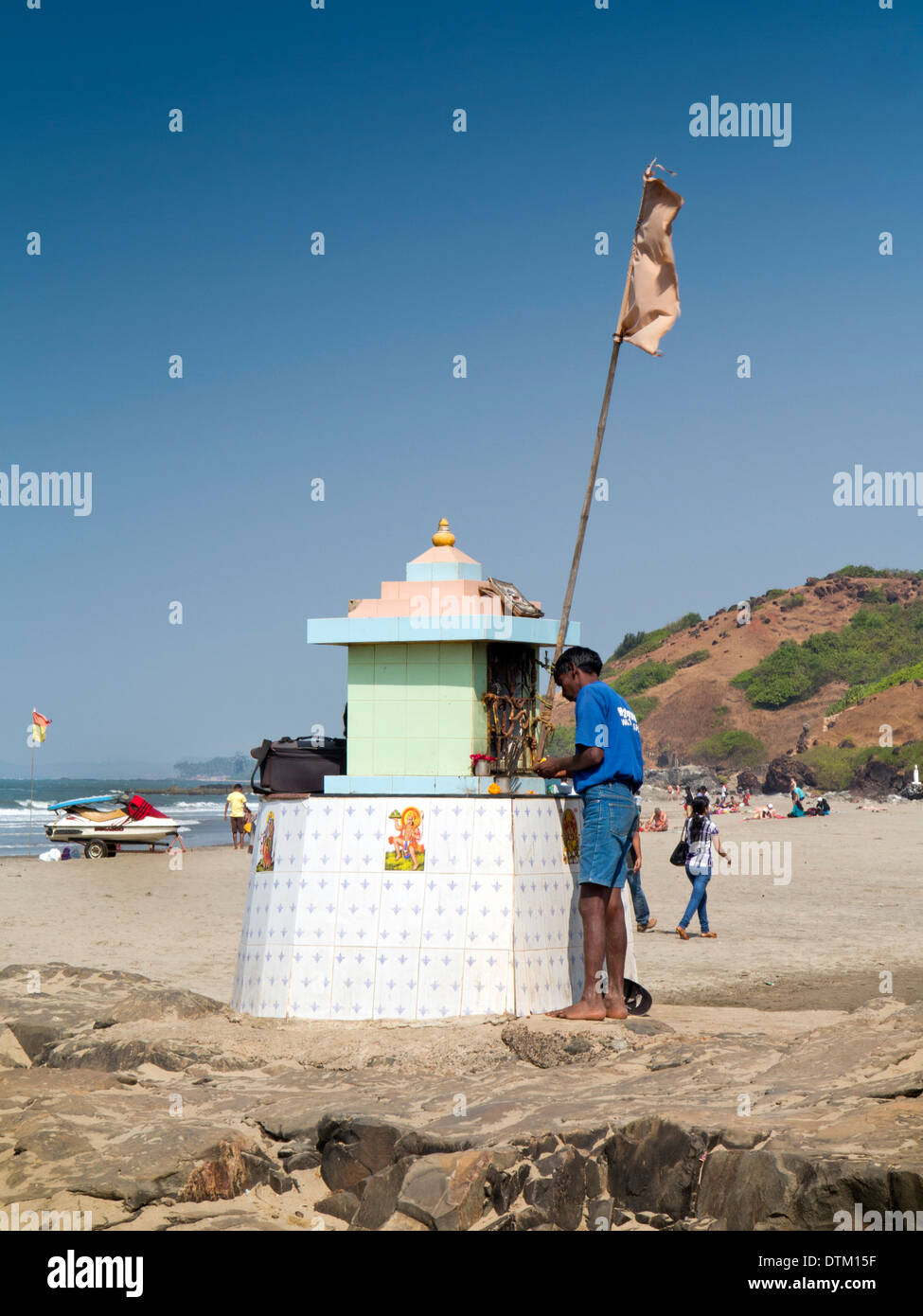 India, Goa, Vagator beach, fisherman rendendo offrendo al santuario indù Foto Stock India, Goa, Vagator beach, fisherman rendendo offrendo al santuario indù Foto Stock