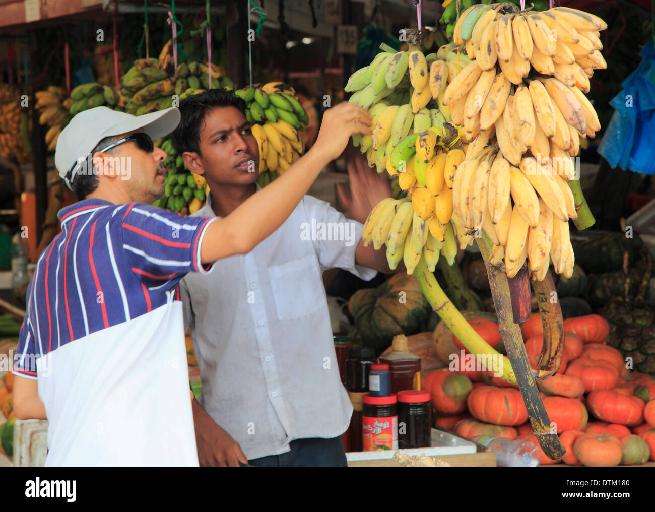 Maldive, maschio, produrre mercato, banane, persone Foto Stock