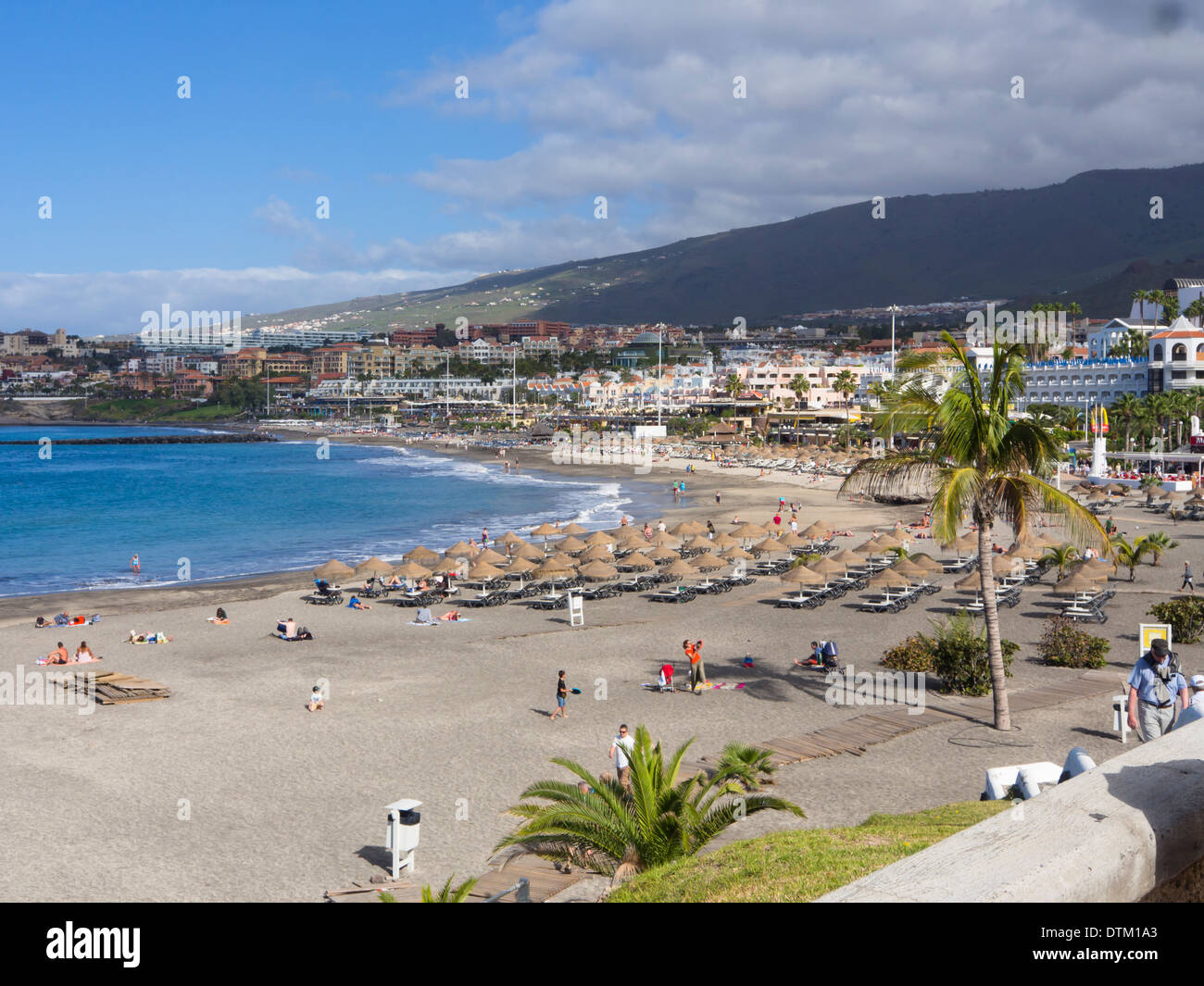 La spiaggia di Playa Fanabe in Playa de las Americas Tenerife Isole Canarie Spagna, ampia e soleggiata invitante Foto Stock