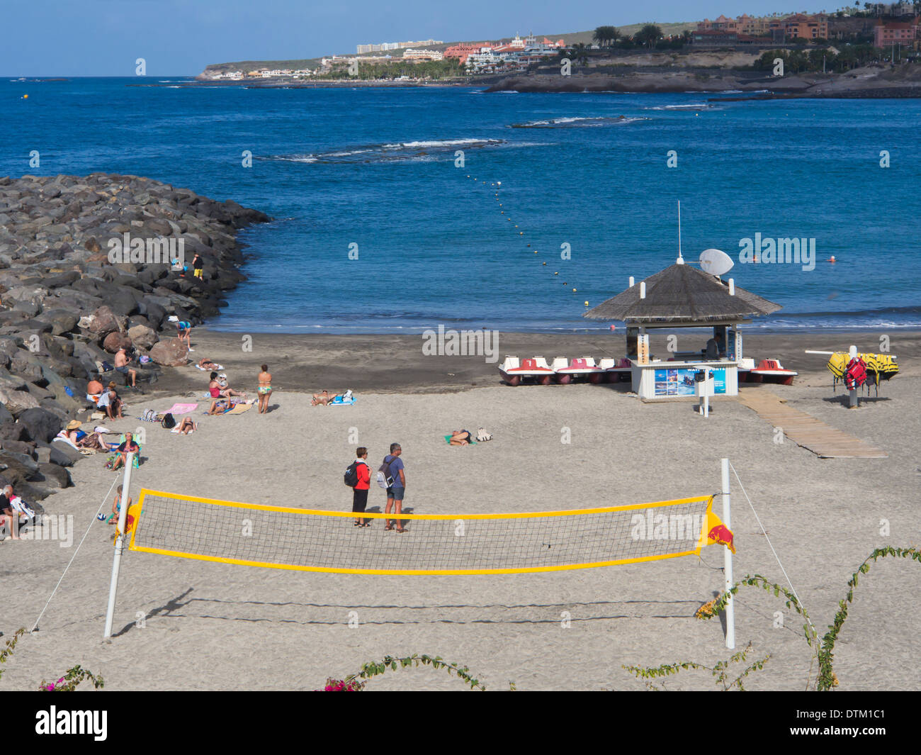 Pallavolo di sabbia net e lucertole da mare su Playa Fanabe Playa de las Americas Tenerife Isole Canarie Spagna Foto Stock