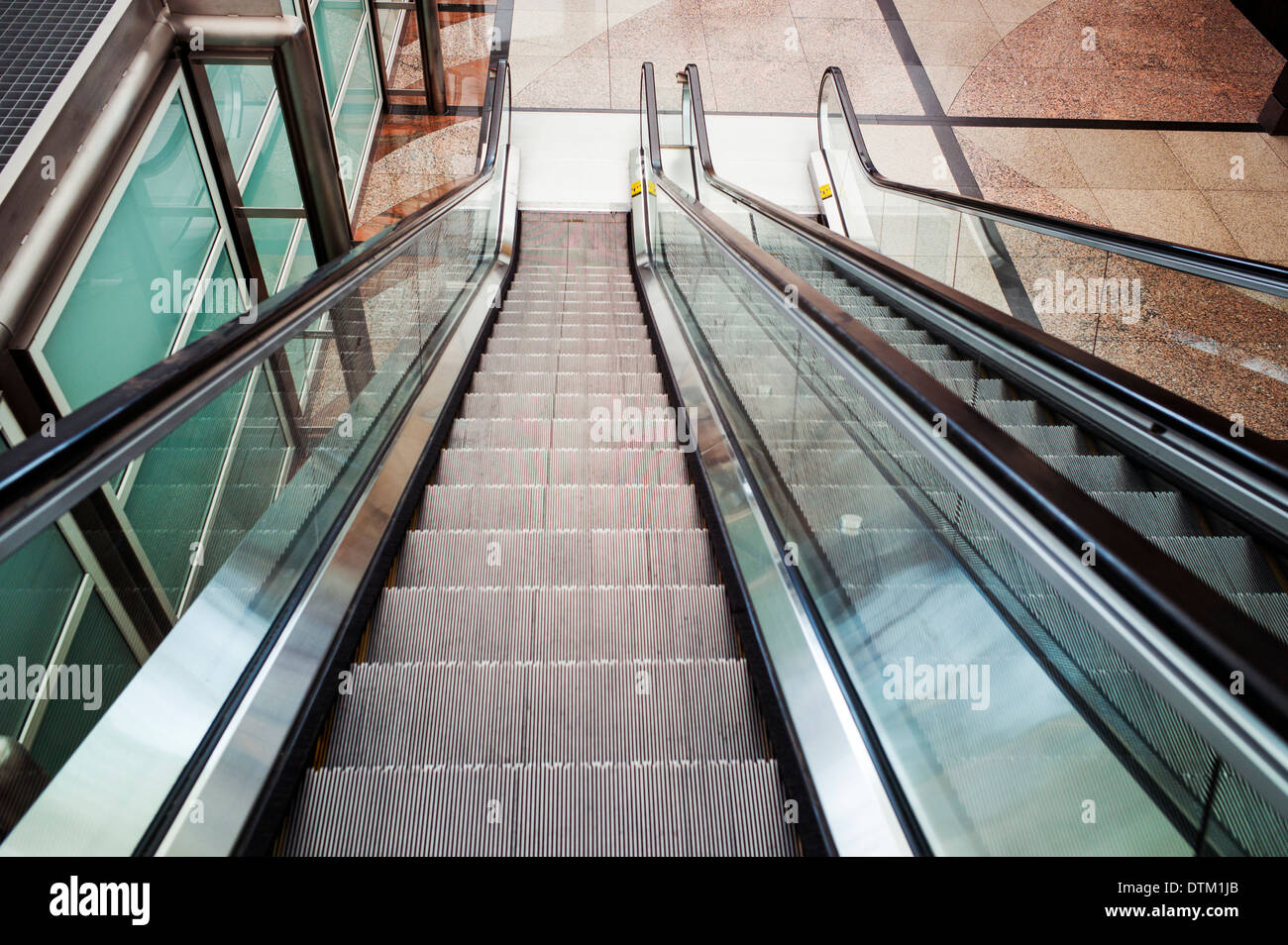 Escalator, Aeroporto Internazionale di Denver, Colorado, STATI UNITI D'AMERICA Foto Stock