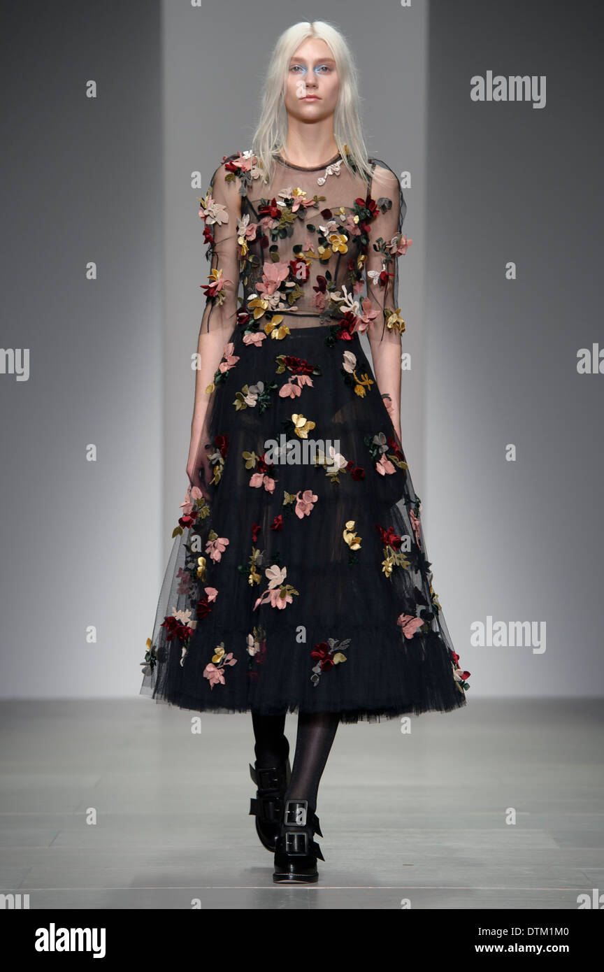 Un modello indossa un design creato da John Rocha durante la London Fashion Week Autunno/Inverno 2014, a Somerset House. Foto Stock