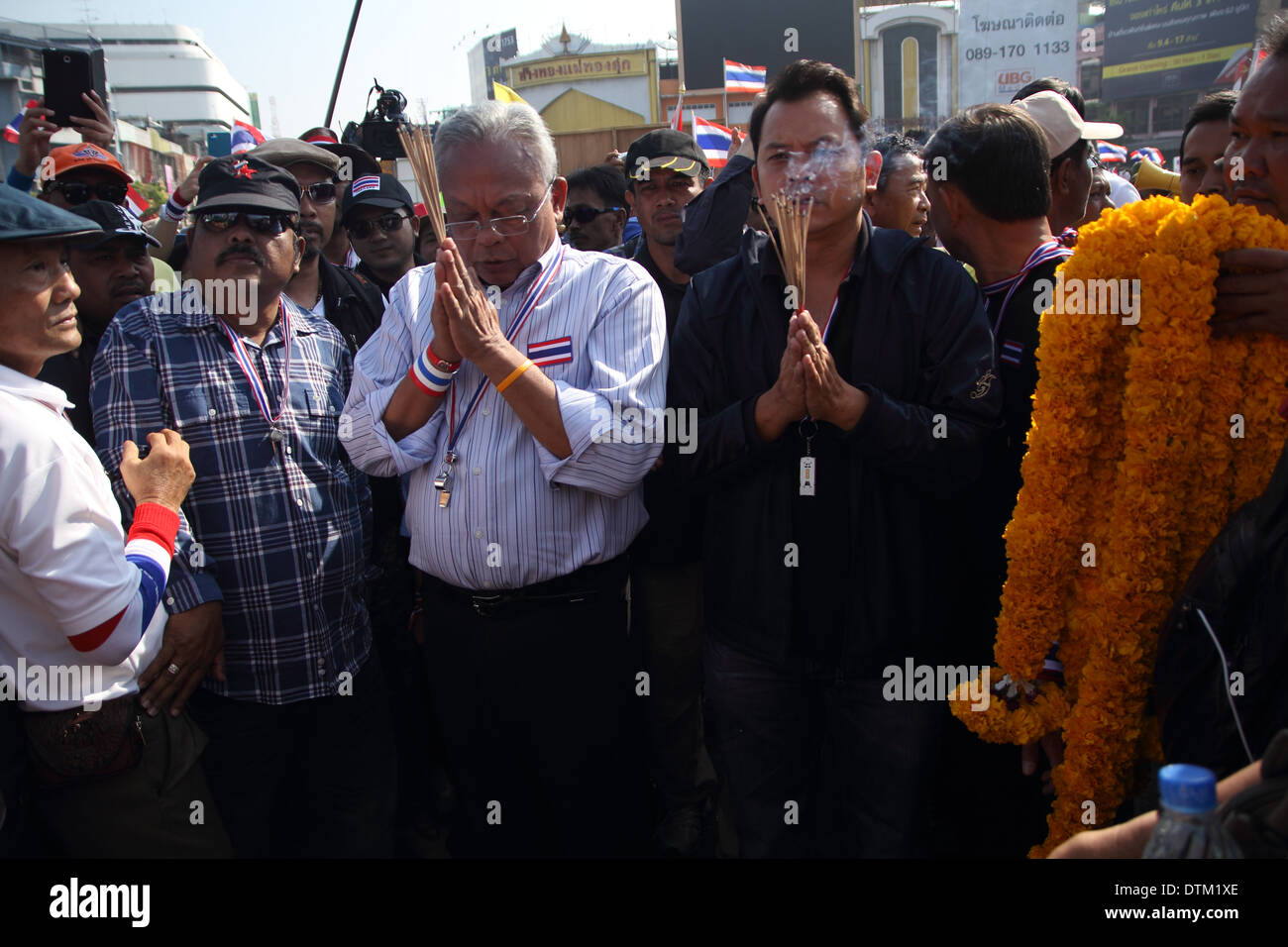 Thai leader protesta Suthep Thaugsuban nel corso di una cerimonia presso il re Taksin monumento prima un rally a Bangkok. Foto Stock