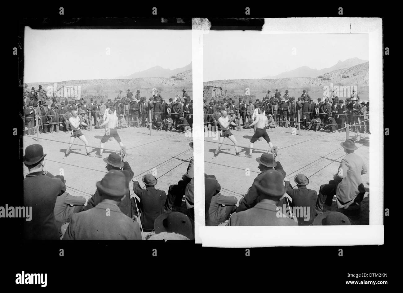 Stereografia di due pugili americani combattono in un anello esterno in Juarez, Messico, ca.1900-1905 Foto Stock