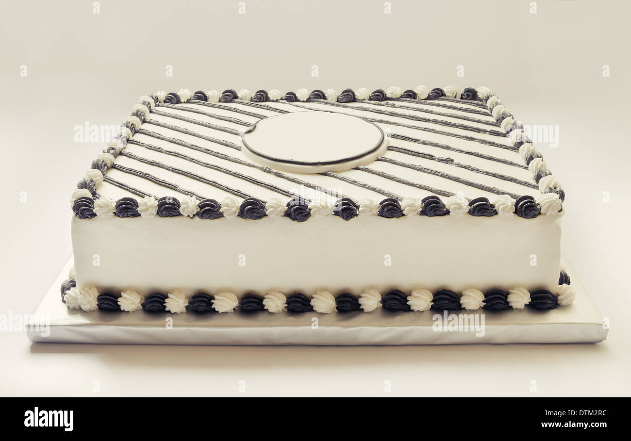 Torta di compleanno decorata con il nero e il bianco crema Foto stock -  Alamy
