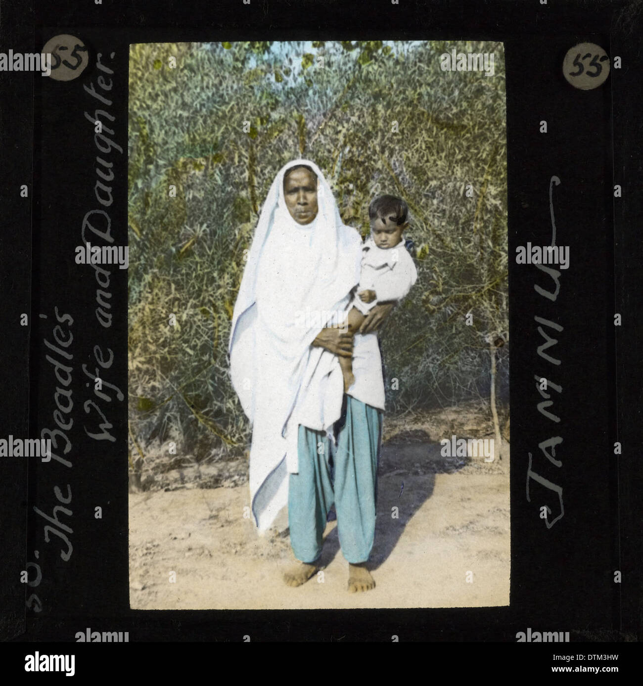 Una fotografia della moglie e della figlia del Beadle a Jammu, scattata tra il 1875 e il 1940, che cattura un momento della vita di questa famiglia nell'India coloniale. Foto Stock
