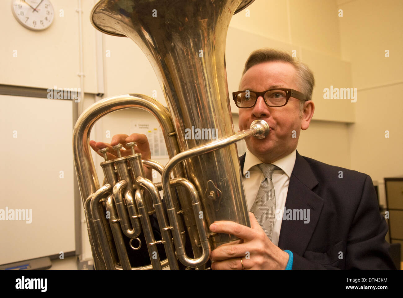 L'ex segretario di Stato per l'educazione michael gove la riproduzione della tuba in classe di musica mentre su una scuola visita, liphook, hampshire, Regno Unito. Foto Stock
