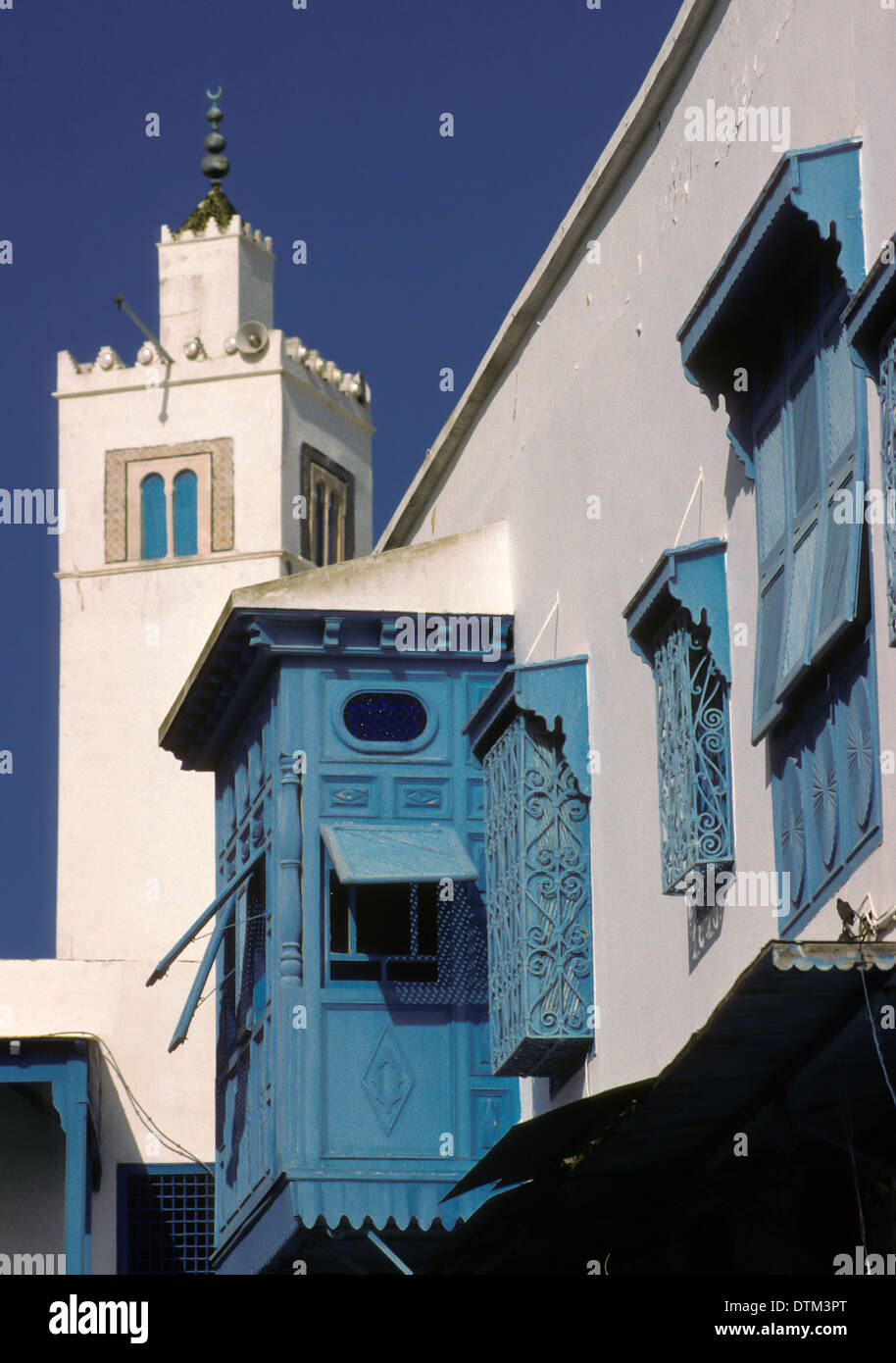 La Tunisia, Sidi Bou Said. Il minareto della moschea di Sidi Bou Said. "Harem" la finestra in primo piano. Foto Stock