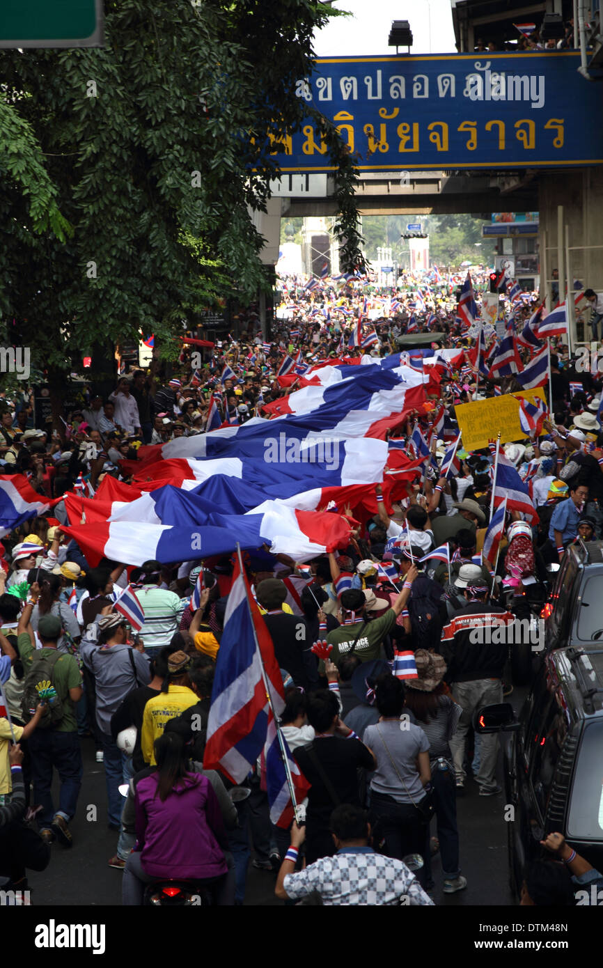 Governo anti-manifestanti marzo sulla strada Siom durante un rally in Bangkok. Foto Stock