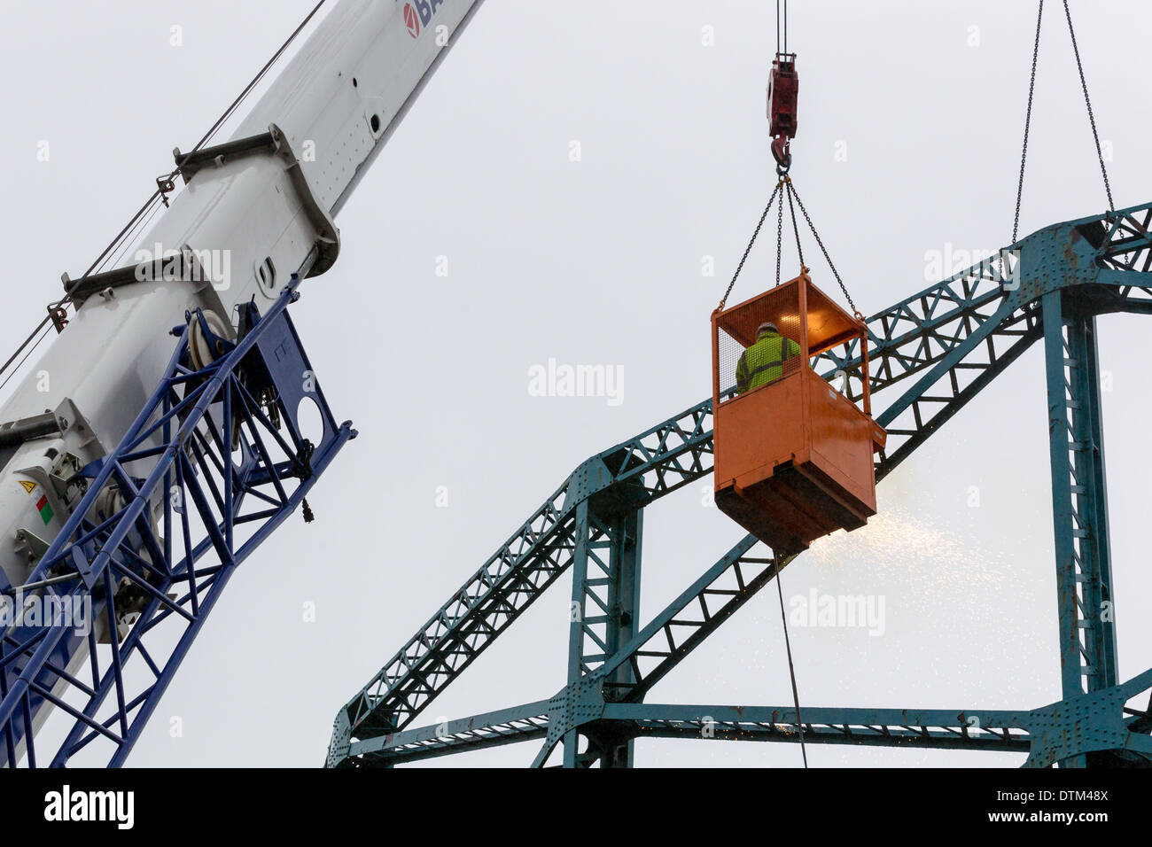 La demolizione di un vecchio contenitore di gas gasometro Foto Stock